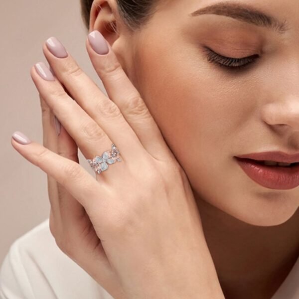 ⁦خاتم ذهب زهرة عيار 18 قيراط مزين بالألماس⁩ - الصورة ⁦4⁩